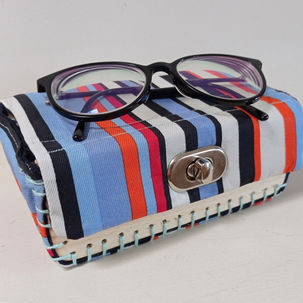 Funda de gafas rayas olores.