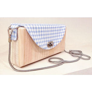 Bolso de madera vichy azul.