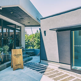 1975年創業の温泉旅館をリノベーションした和モダンな宿です。シンプルなデザインの客室で、ネット環境も整っているので、ビジネス利用にもおすすめ。
敷地内にはコーヒースタンドを併設しています。