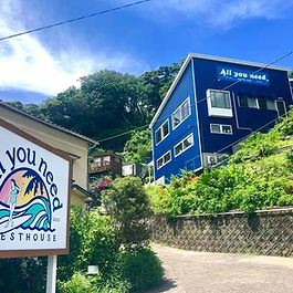 全室オーシャンビューのゲストハウス。自転車やサーフボードのレンタル、共用ラウンジ、テラスもあり、自然と旅を愛する人たちが集える温かな空間です。