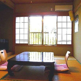 下田名物金目鯛の煮付、地物の魚貝類料理の夕食後は、貸切露天風呂にの~びりとお入り下さい。バードウォッチング・ウォーキングに最適です。夏はプライベートビーチ感覚の九十浜海水浴場まで徒歩でOK。