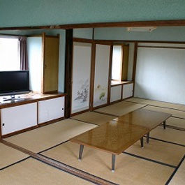 田牛海水浴場まで徒歩すぐの好立地！
静かな海辺でのんびり滞在したい人におすすめの、家庭的な民宿です。