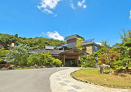 強アルカリ性と超軟水という特徴を併せ持つ、極上泉質。まろやかでビロードのような肌合い。
湯量豊富な3本の自家源泉から湧き出る温泉は、飲泉にも最適で体の内外から観音源泉をお愉しみ頂くことができます。
