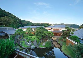 下田の海まで10分~15分の立地。コロナ対策にて部屋食も対応中!ひっそりと佇み伊豆の海の幸を季節に合わせてご用意する料理自慢の料亭宿。湯元から引く天然温泉は美肌効果など効果があるかけ流し。