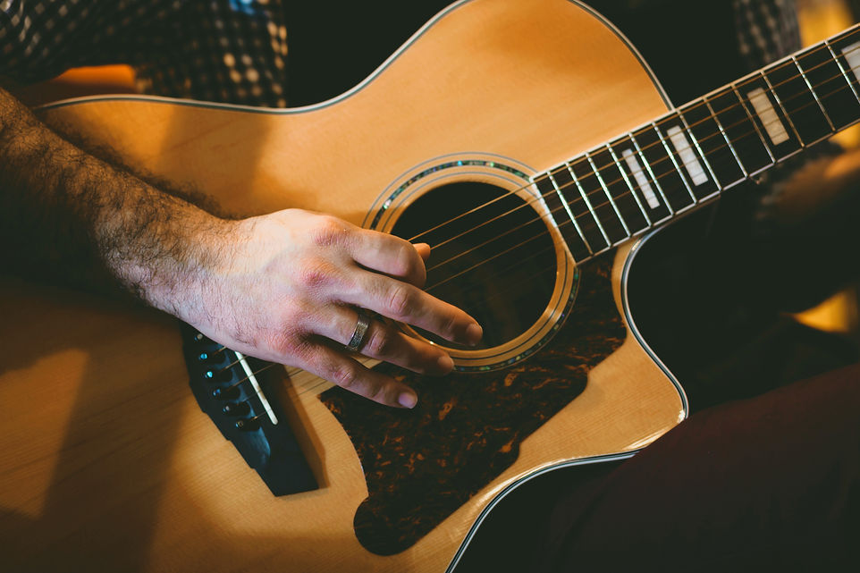 Playing_Classic_Guitar_original_912537.jpg