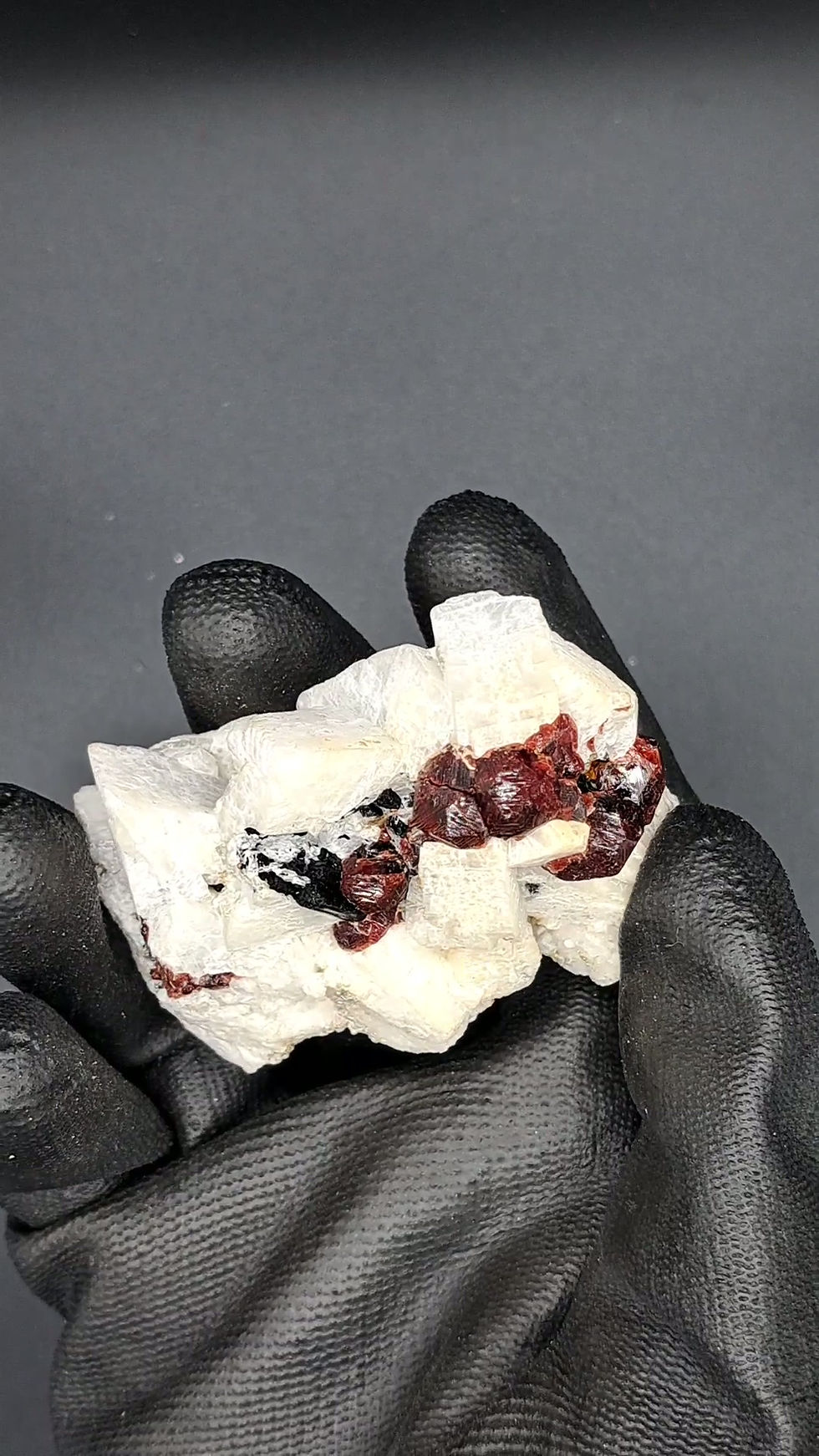 Thumbnail: Granát - Hessonit s turmalínem na živci