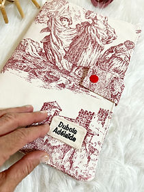 protege carnet de santé personnalisé en toile de jouy, avec etiquette brodée prénom (14).J