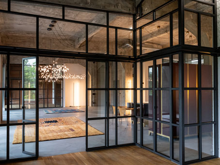 Stilvolle Raumgestaltung mit Metall und Glas – Trennwände im LOFT der Papieri Cham