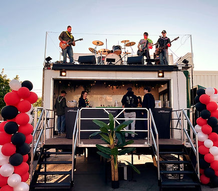La Mix Mobile faisant office de scène pour un groupe de musique sur le toit