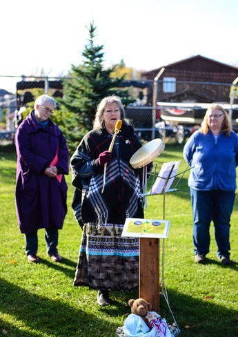 Roberta sings and drums at unveiling event
