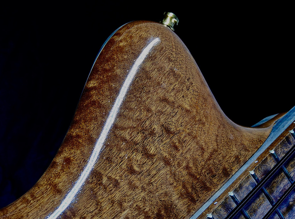 Torun Instruments , NOVA quilted mahogany/maple bass ..