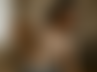 Una mujer tocandose la espalda, con el rostro arrugado de dolor.