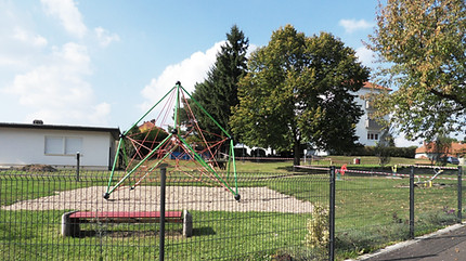 Terrain_de_jeux_à_La_Brême_d'Or.JPG