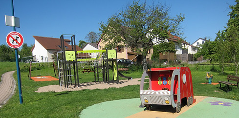 Terrain_de_jeux_derrière_la_mairie.JPG
