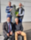 Die vier Vorstandsmitglieder bei der Hüsch-Statue