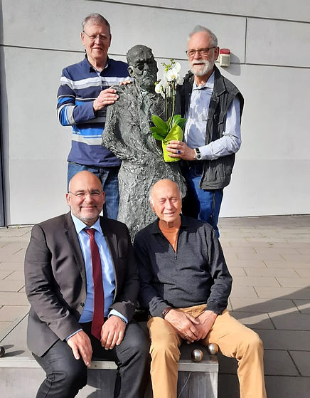 Die vier Vorstandsmitglieder bei der Hüsch-Statue
