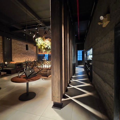 A finely executed construction that preserves and elevates the distinctive design of the VIP room.