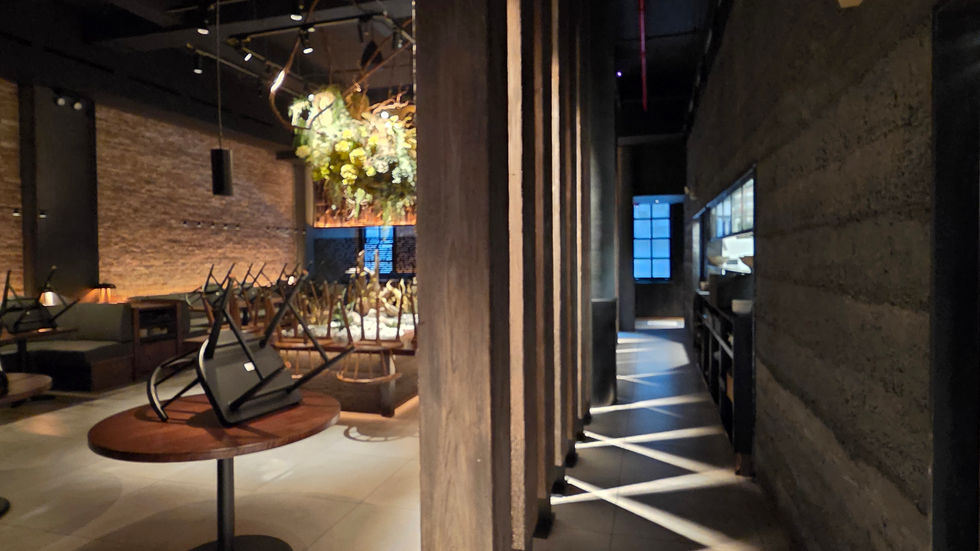 A finely executed construction that preserves and elevates the distinctive design of the VIP room.