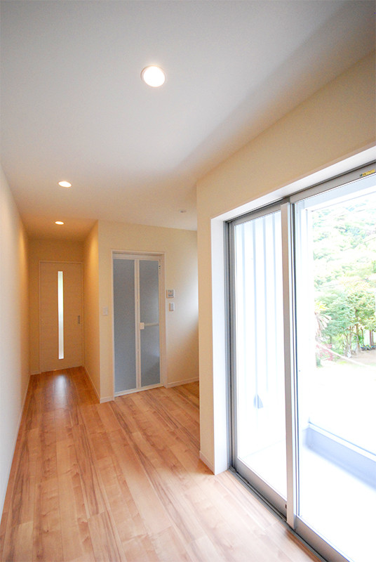 大きな窓と廊下