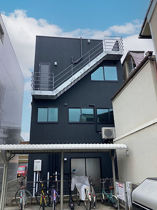 狭小地に建てた、駐車場付き 3階建事務所