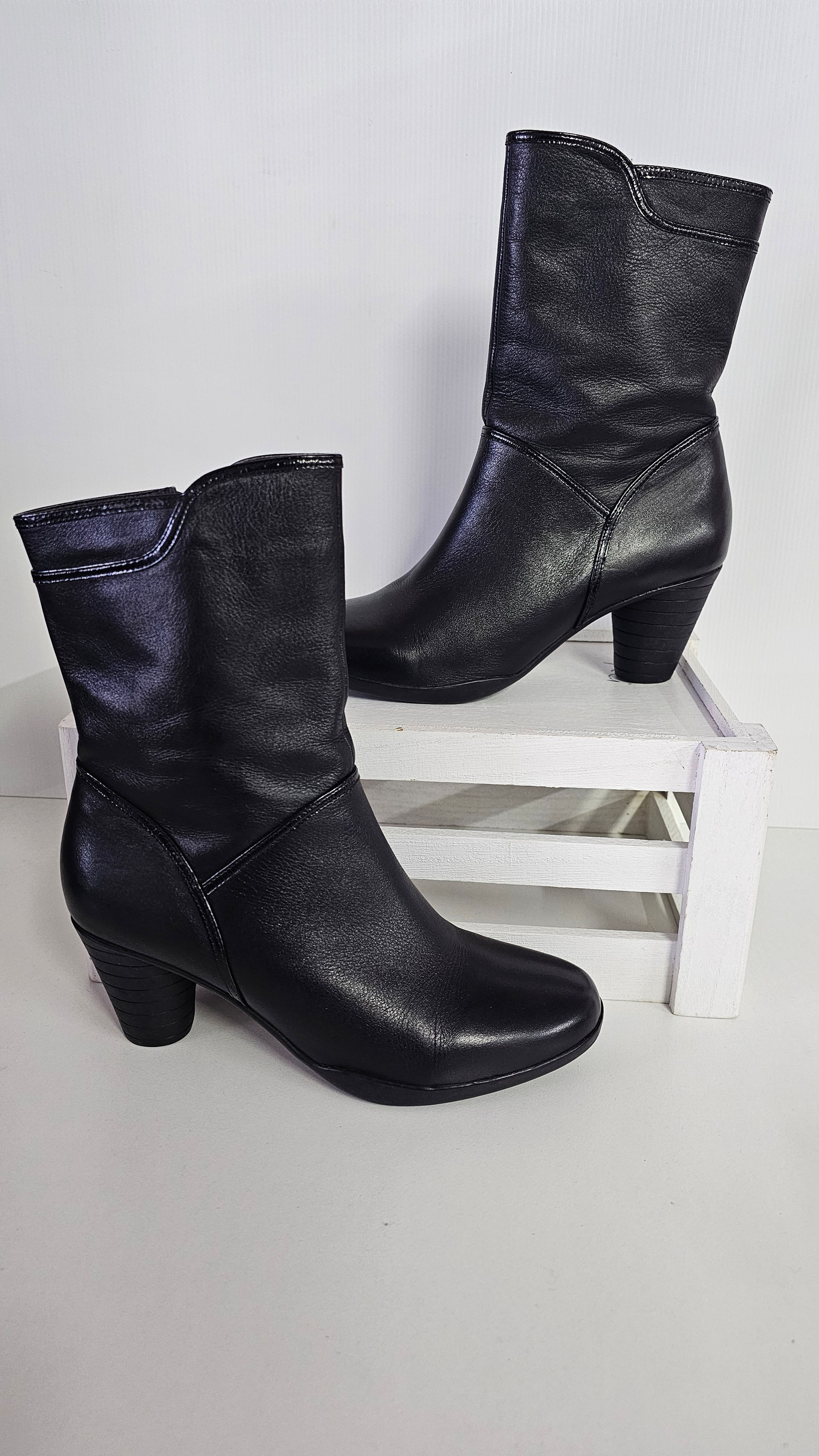 Magnini Black Ankle Boots - 37