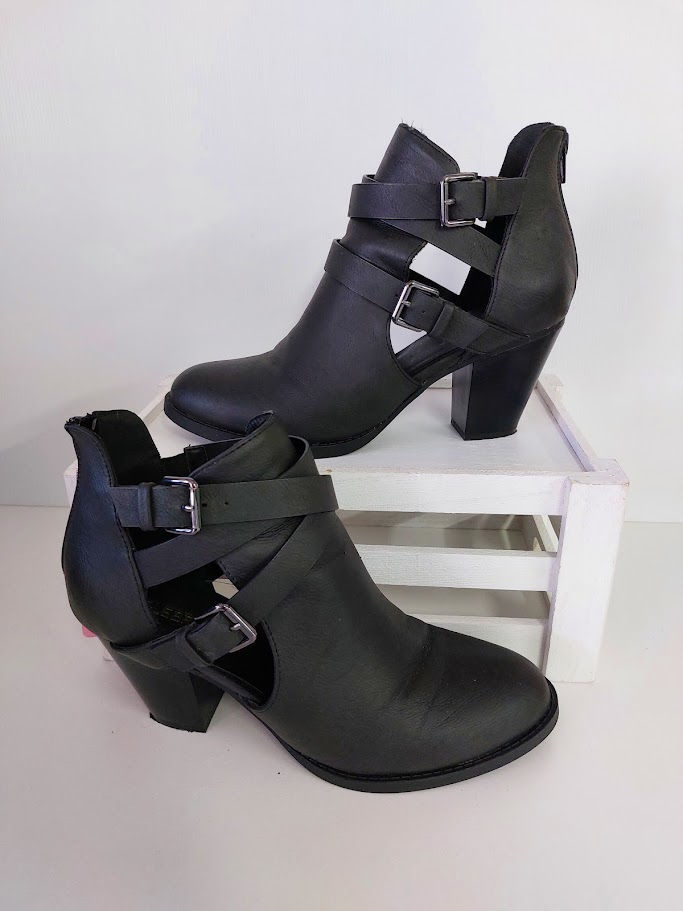 Thumbnail: Celebrity Black Leather Heels - 10