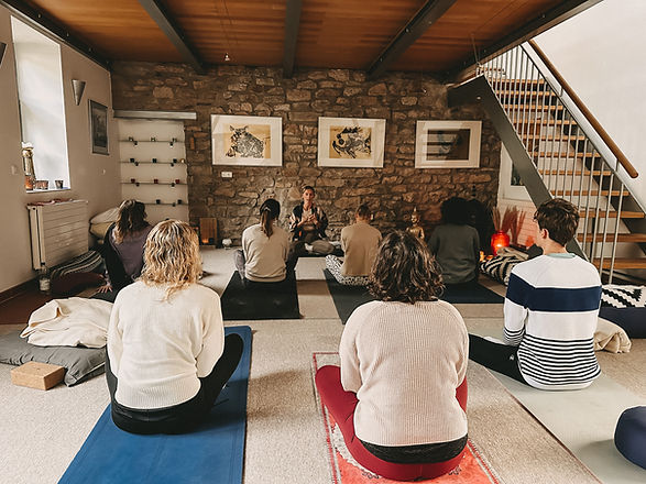 Marianna Benita Schmitz bei der Anleitung einer Yogastunde auf ihrem Retreat