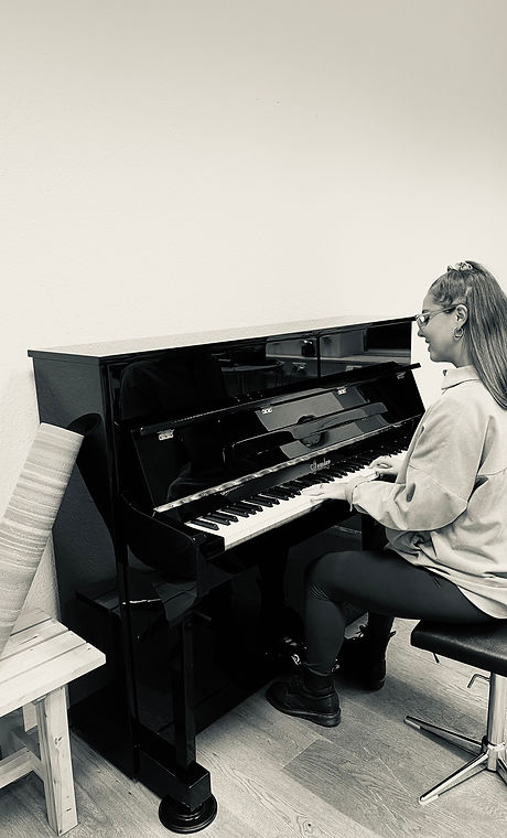 Die Pianistin Janina Tzonas begleitet eine Yogastunde am Klavier
