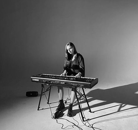 Die Pianistin Janina Tzonas begleitet Yogastunden am Piano
