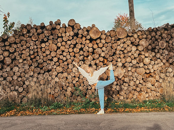Yoga Lehrerin Marianna Schmitz in der Yoga Asana der Tänzerin