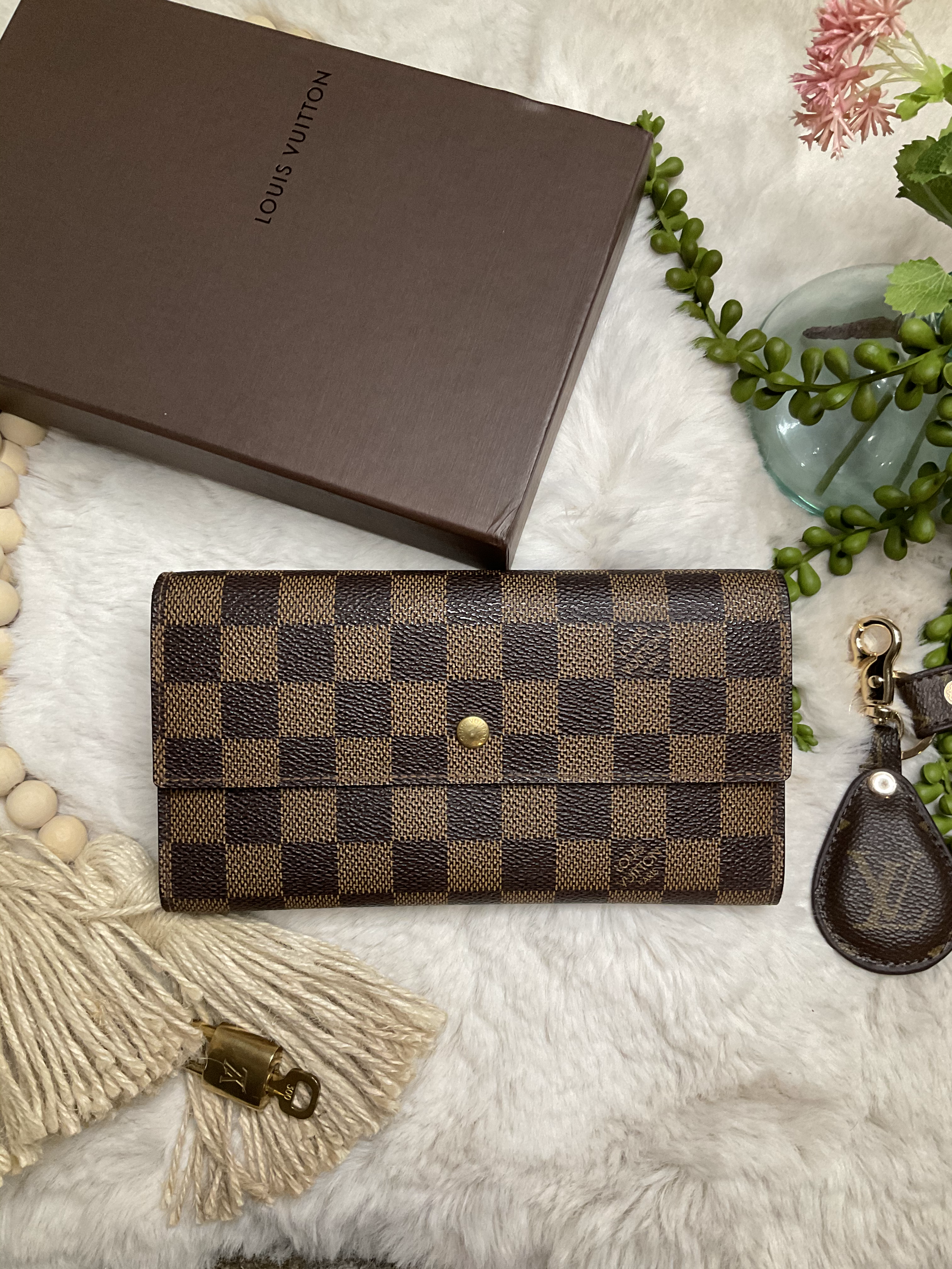 Louis Vuitton Damier Ebene (DE) International Wallet
