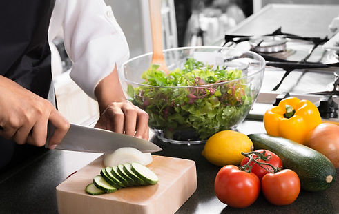 mujer-vegana-cocinando-comida-sana-prepa