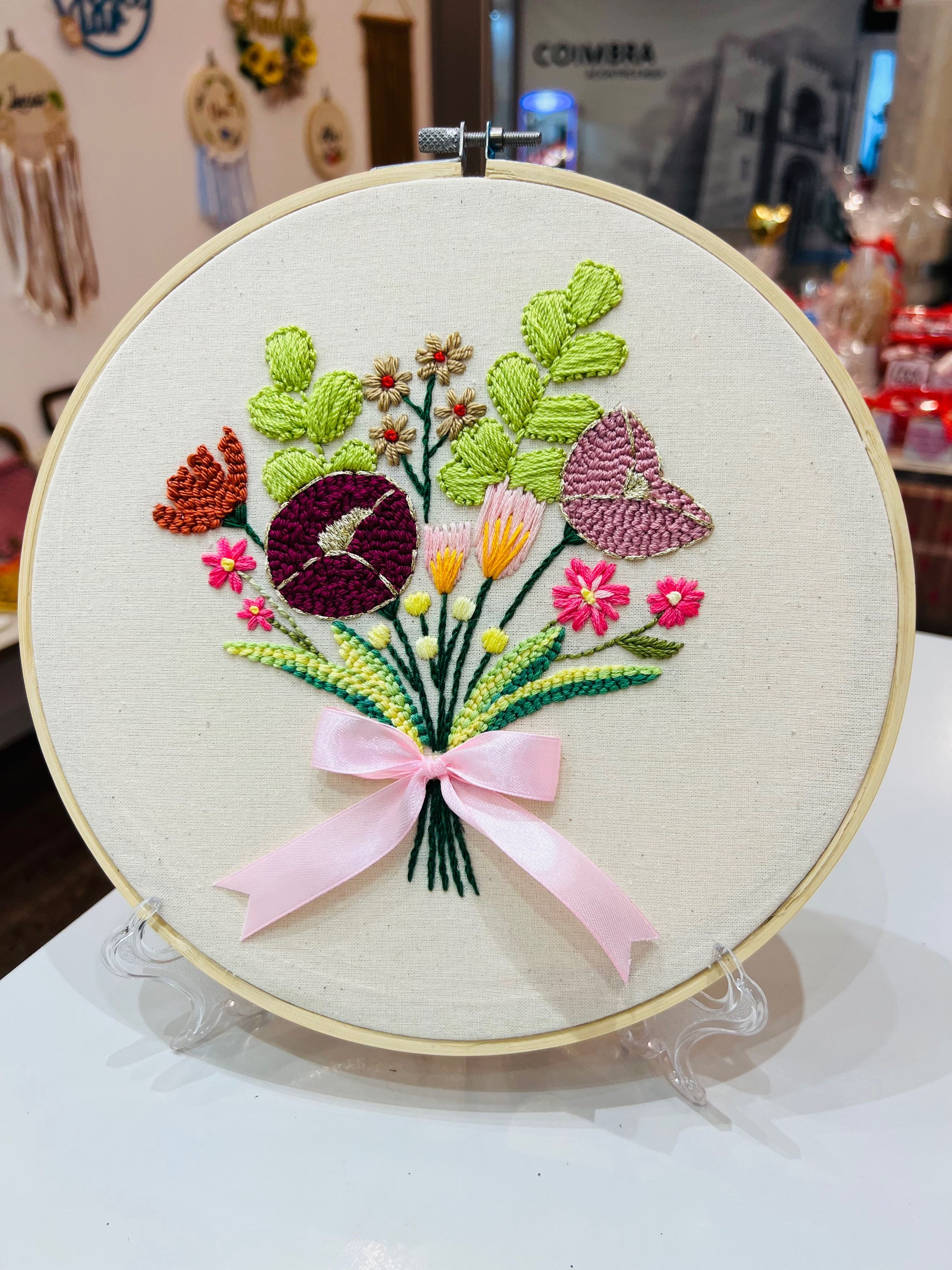 Ramo de flores bordado a mão 