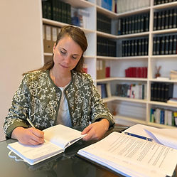 Suzanne HUMBAIRE avocate en droit social au sein de son cabinet parisien