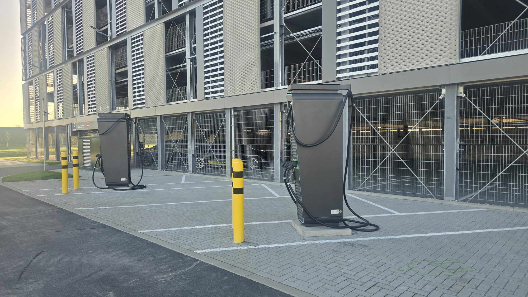 Zwei DC-Schnellladesäulen vor einem Parkhaus