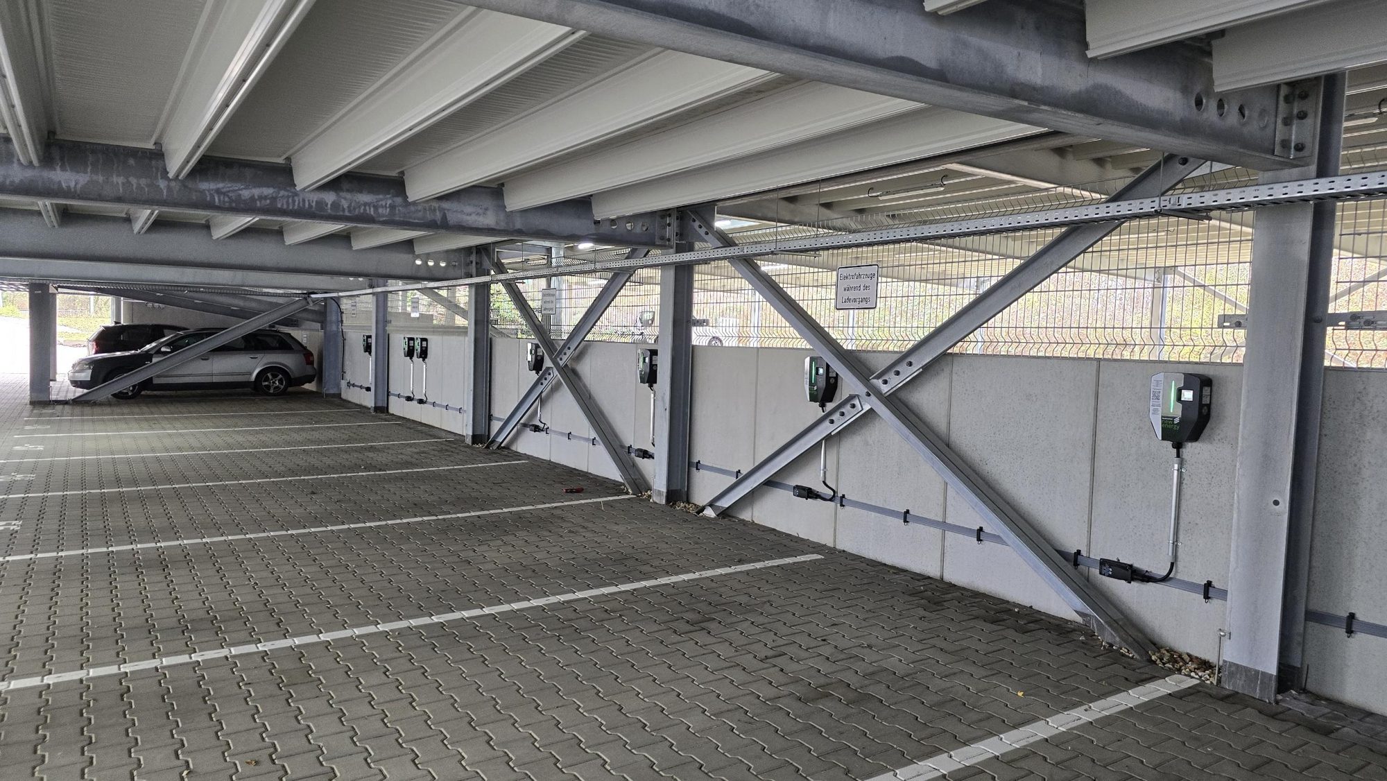 Reihe von Wallboxen in einem neu gebauten Parkdeck