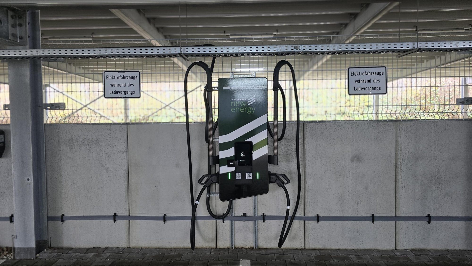 DC-Wandladestation mit zwei Ladekabeln in einem Parkdeck