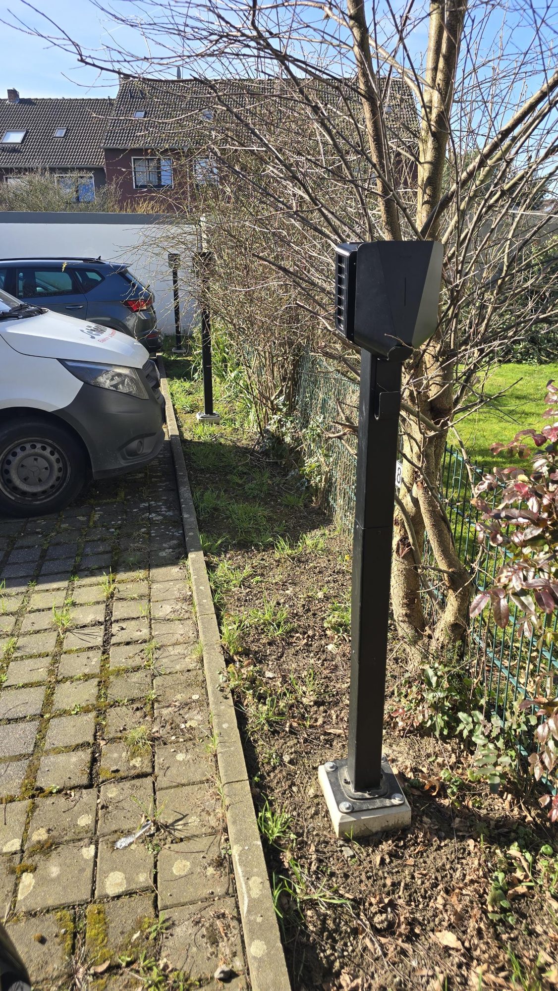 Ladesäule an Stellplätzen einer Wohnanlage