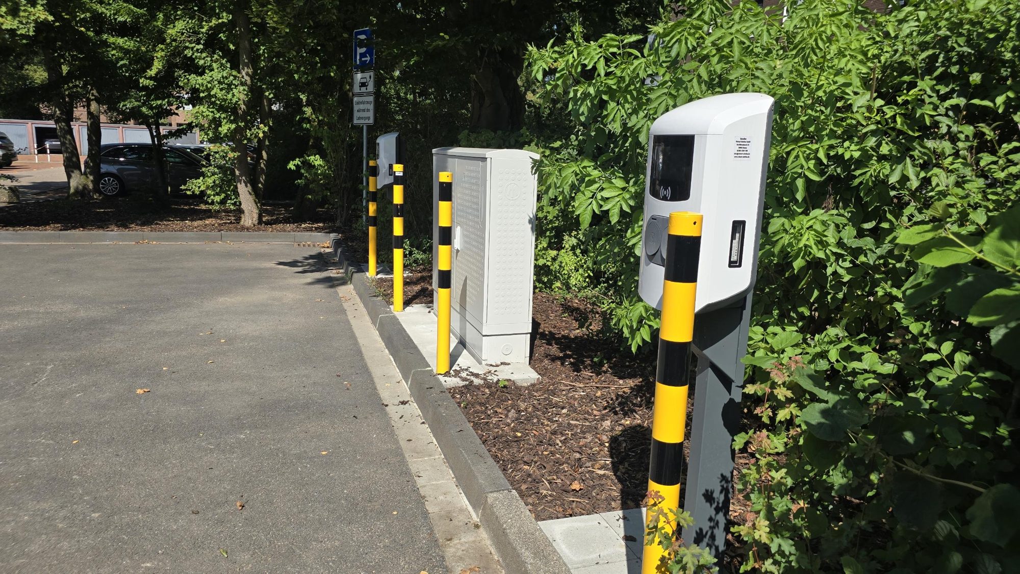 Fertige Ladepunkte mit Verteilerschrank an einem Parkplatz