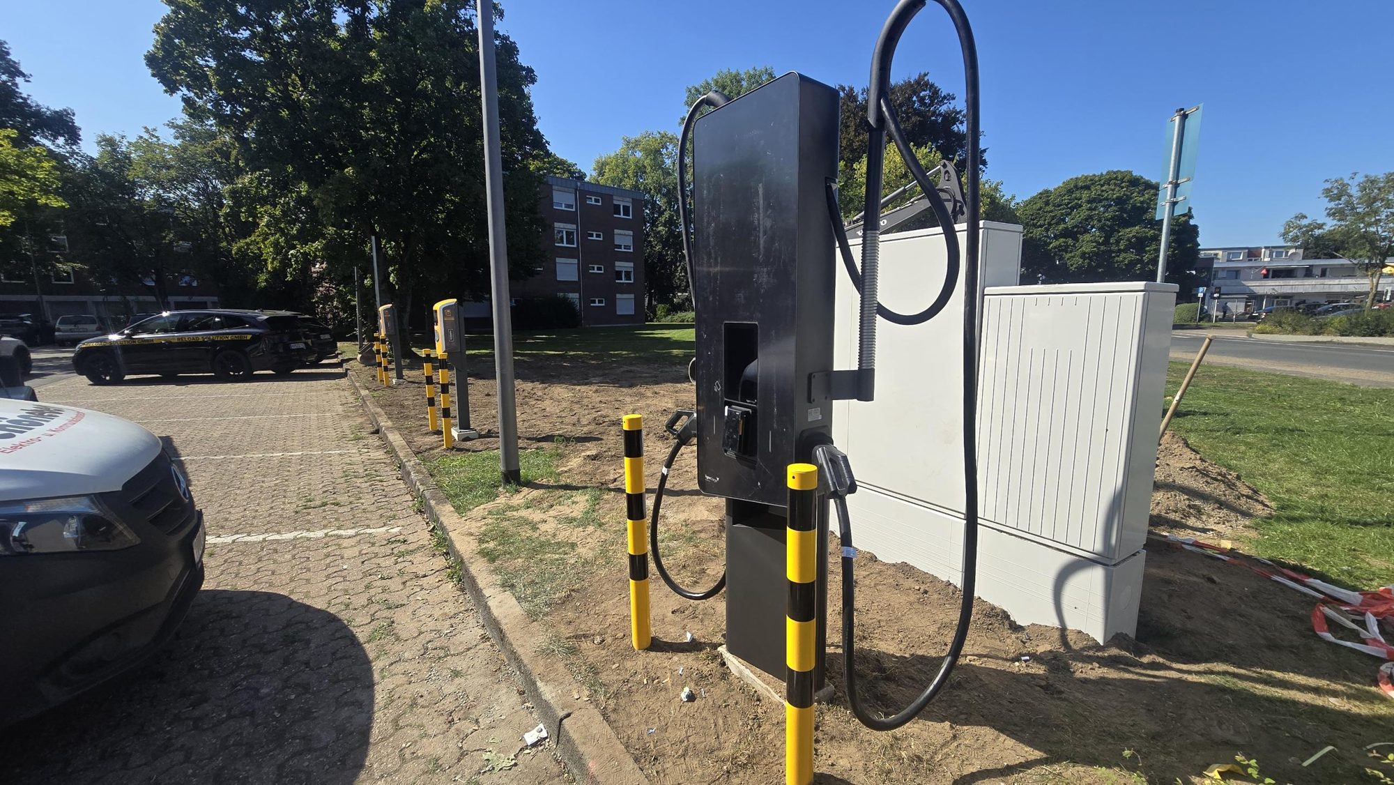 Ladepark mit DC- und AC-Säulen
