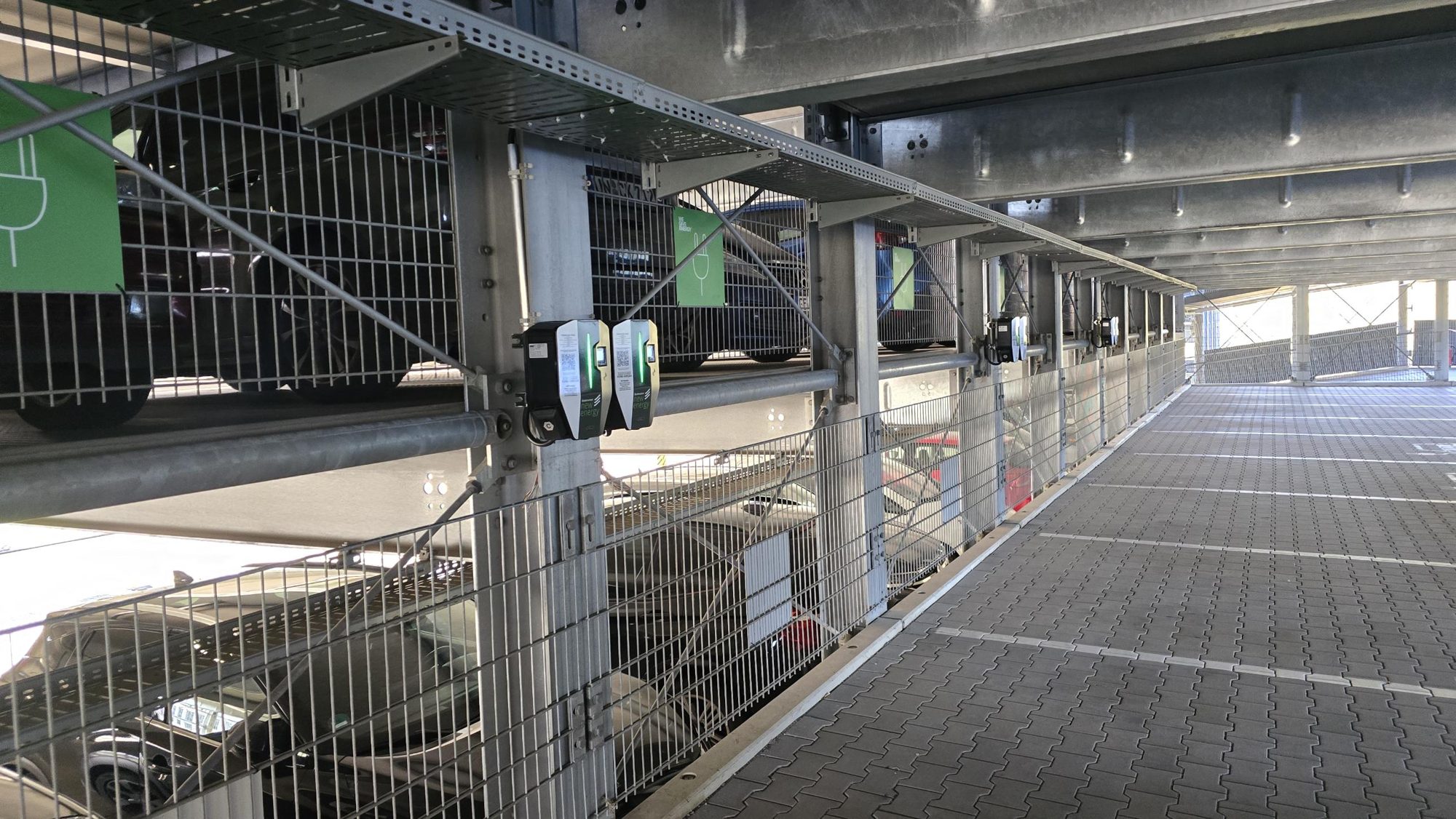 Wallboxen an den Stützen eines Parkhauses