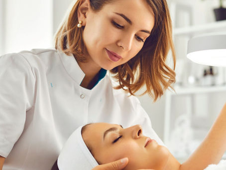 Plaidoyer pour le Métier d'Esthéticienne : Une Profession Essentielle et d'Expertise