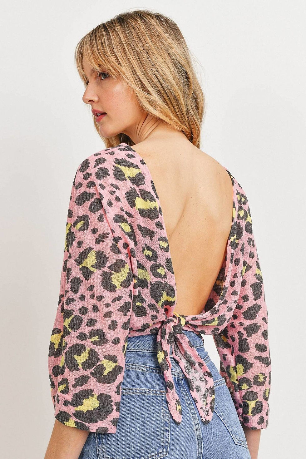 Thumbnail: Leopard Knit Back Opened Short Sleeve Top