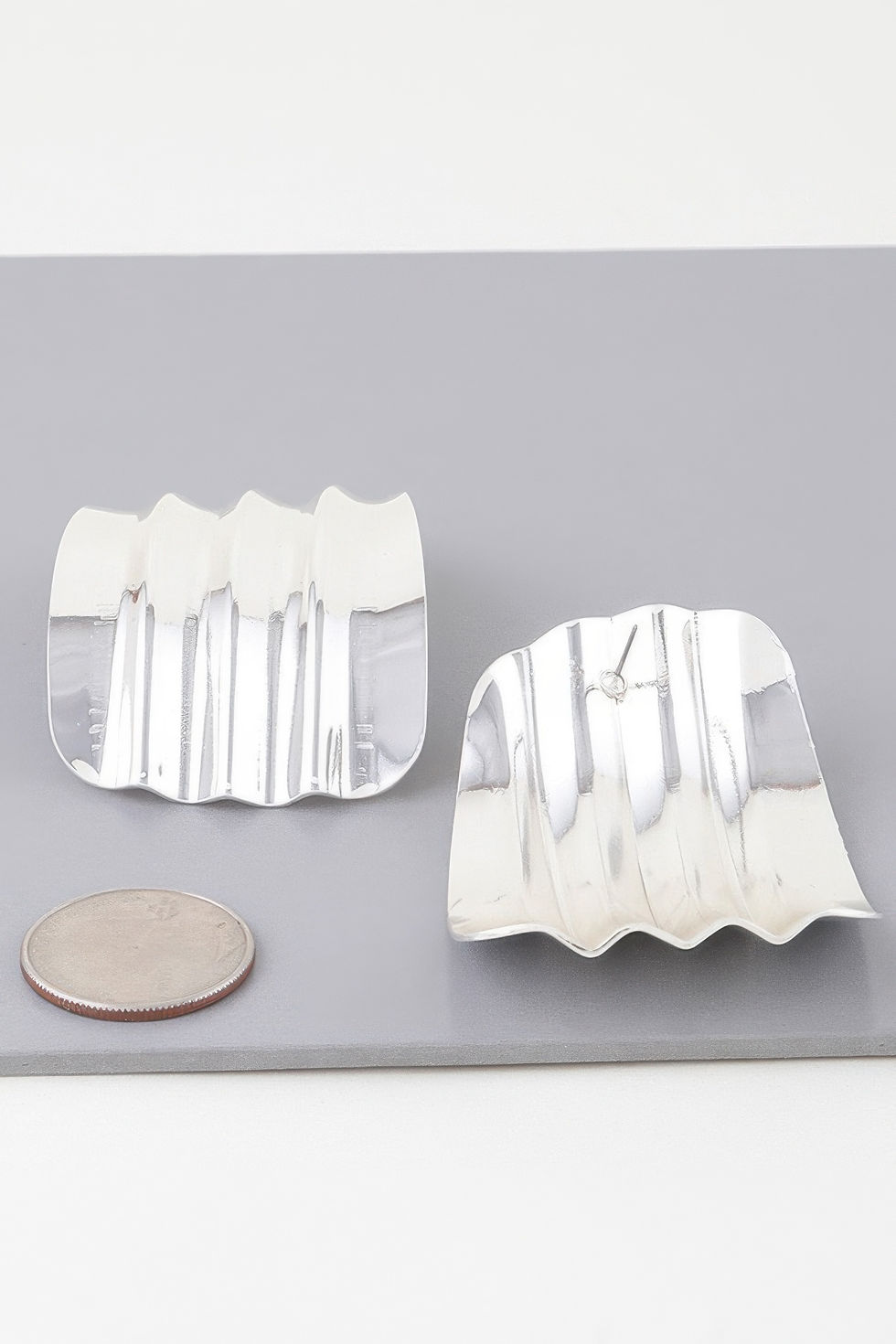 Thumbnail: Shiny Ribbed Curve Earrings
