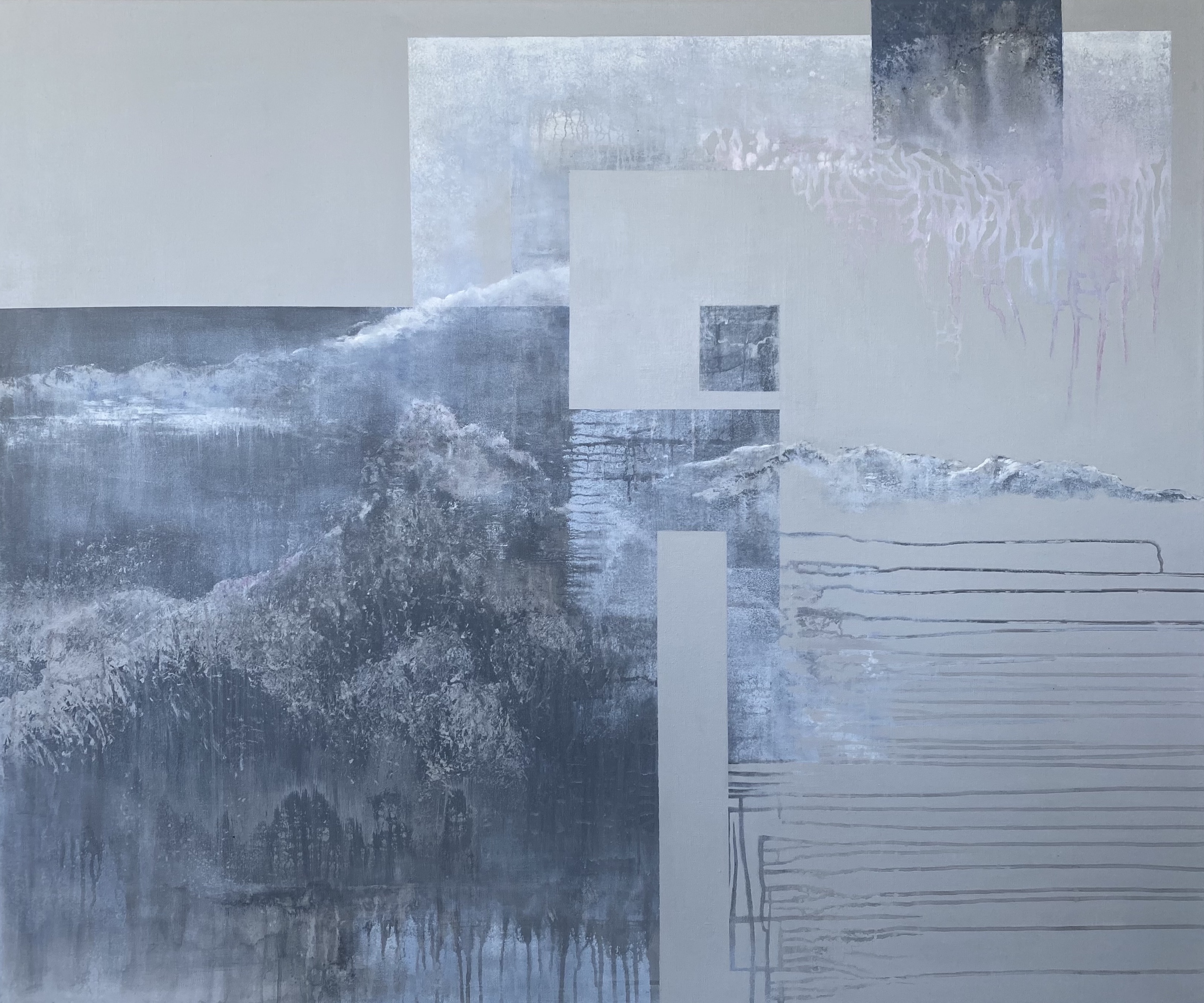 Abstrakte Berglandschaft in Blaugrau mit hellen geometrischen Flächen, grosses Querformat