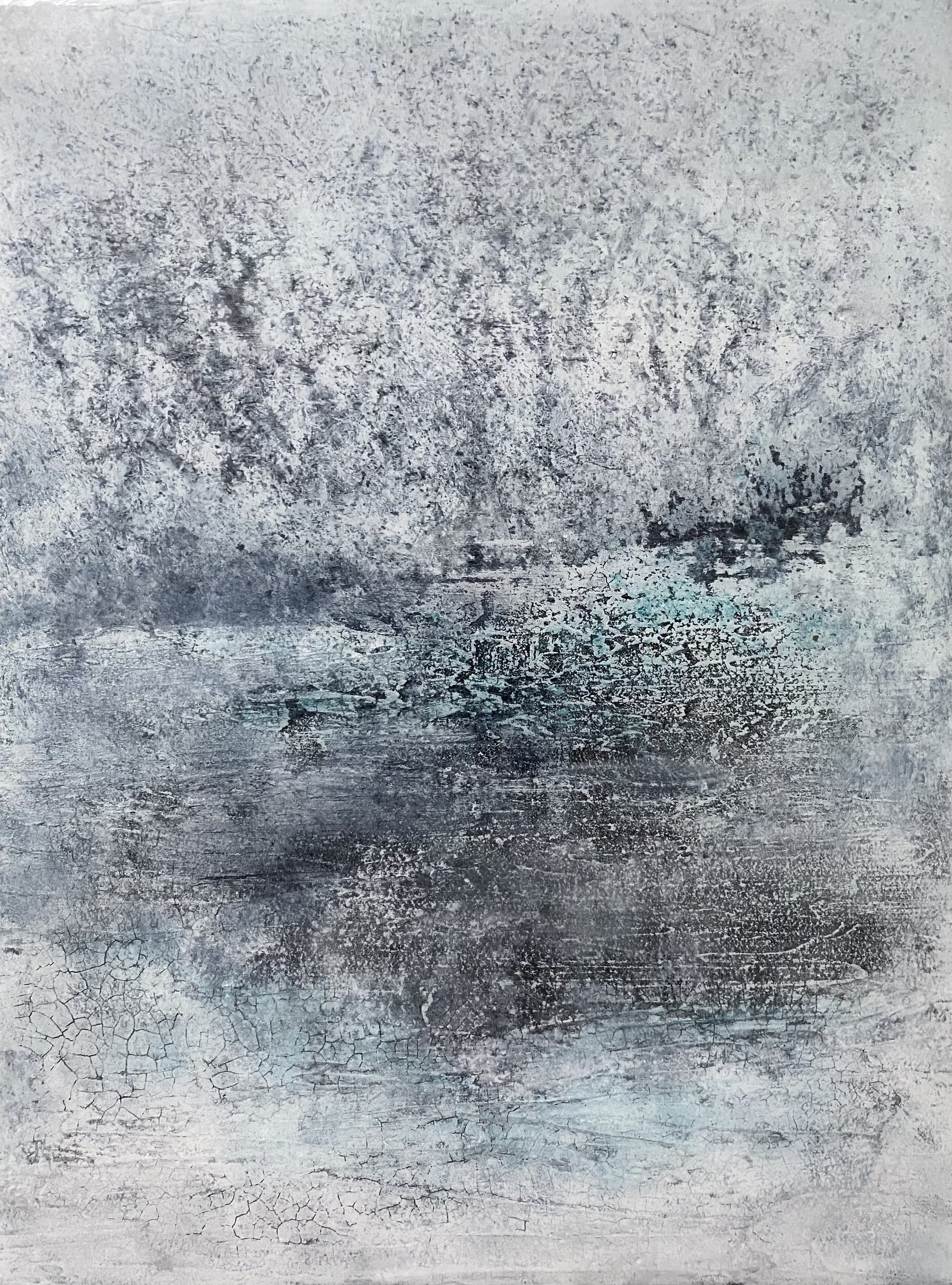 Abstrakte Winterlandschaft mit Baumreihe über Wasser und Türkisband, Mixed Media