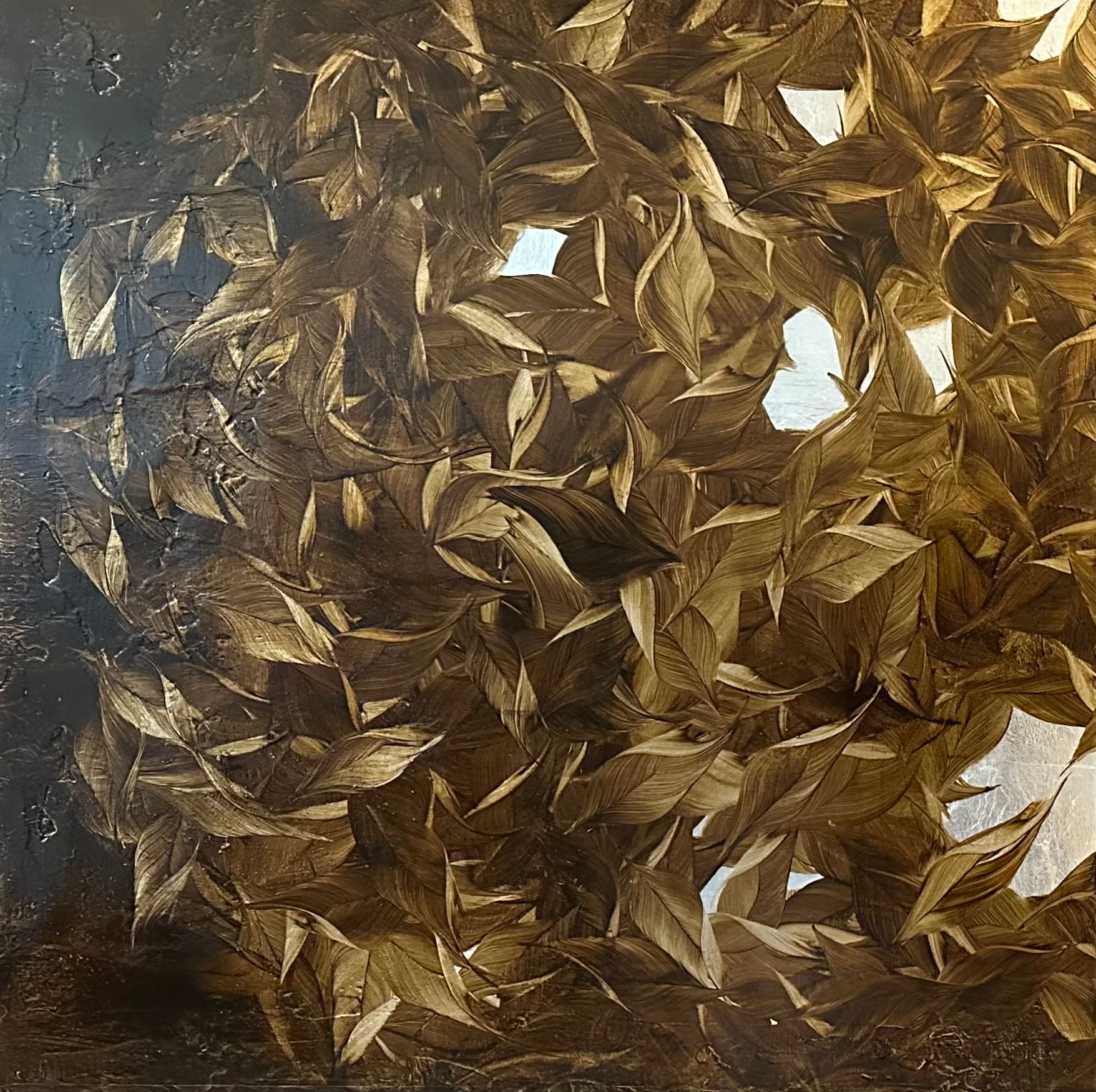 Goldene Blätterkaskade mit Silberschimmer auf dunklem Grund, Öl und Blattgold