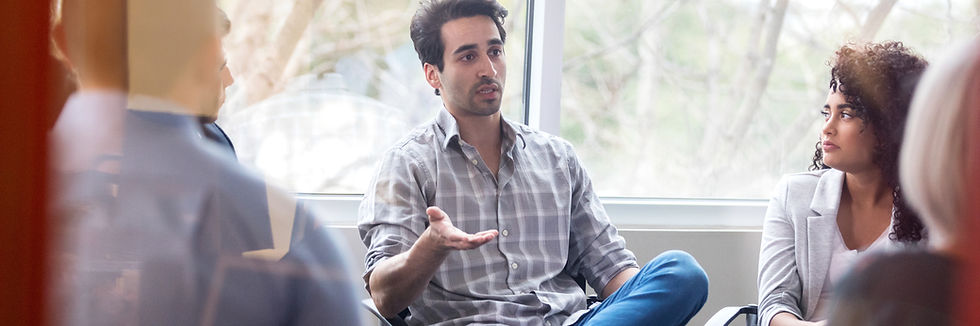 Mann teilt seine Ideen