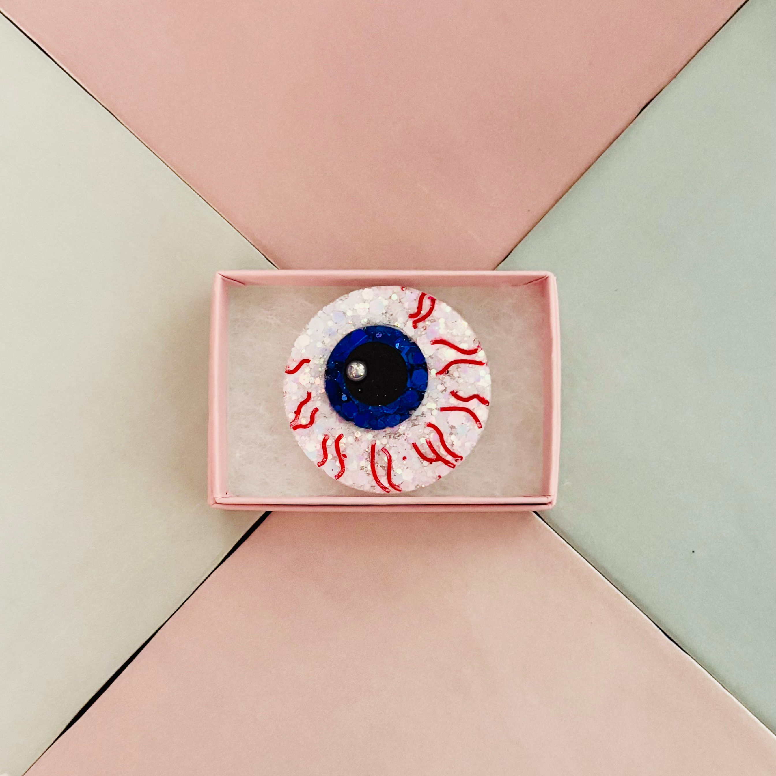 👁️ Eyeball Halloween Glitter Resin Brooch