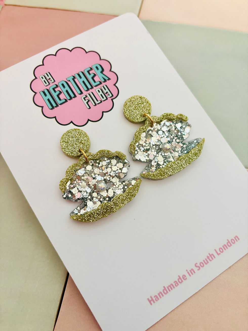 Thumbnail: 🐚 Pearl Clam Glitter Resin Earrings